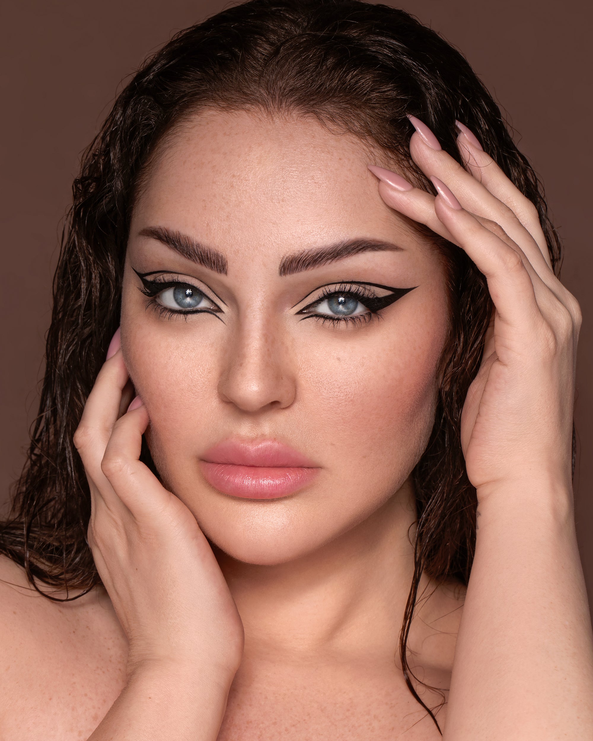 كحل غير لامع أسود غامق